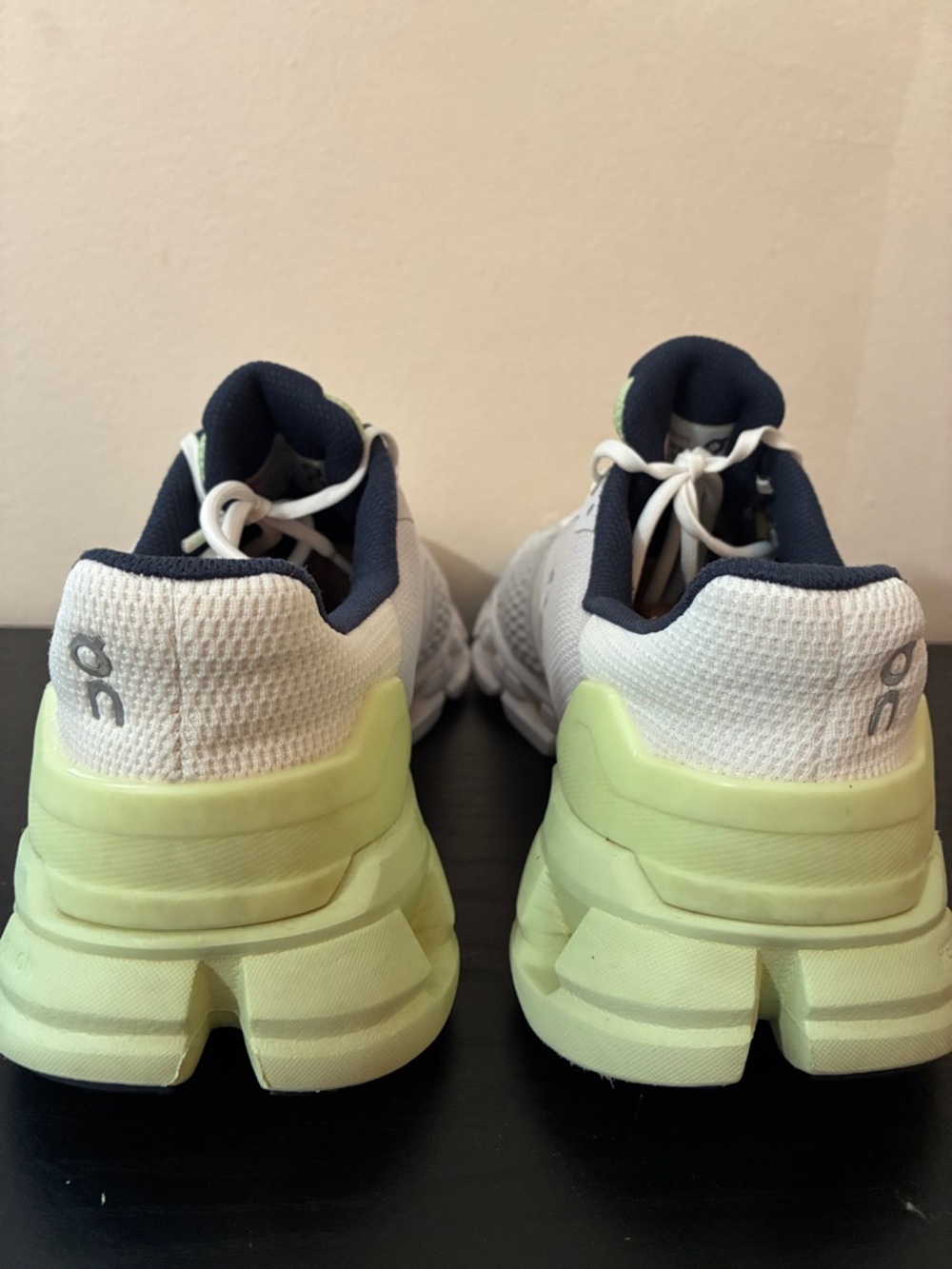 On running cloudflyer Womens size 8 sneakers shoes - Picture 6 of 9